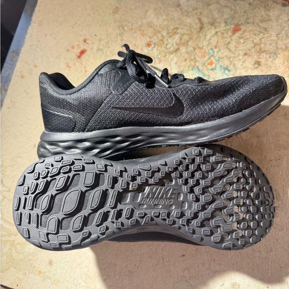 Nike Revolution Ladies Size 9 Black Athletic Shoes